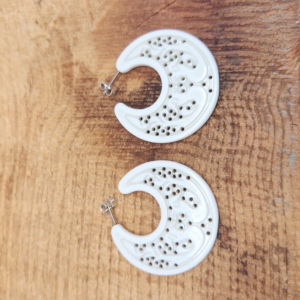 Avon | Vintage White‎ Carved Bird Hoops Stud Earrings